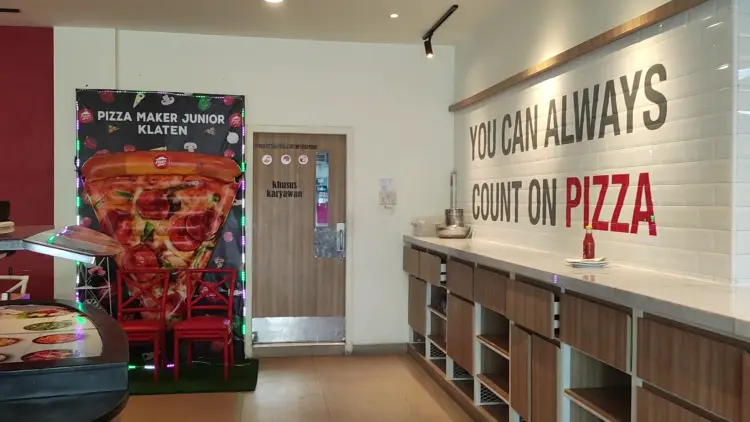 Pizza Hut Restoran 8