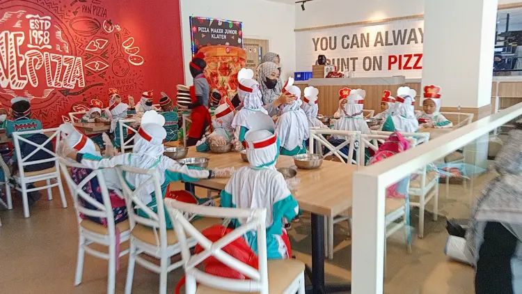 Pizza Hut Restoran 3