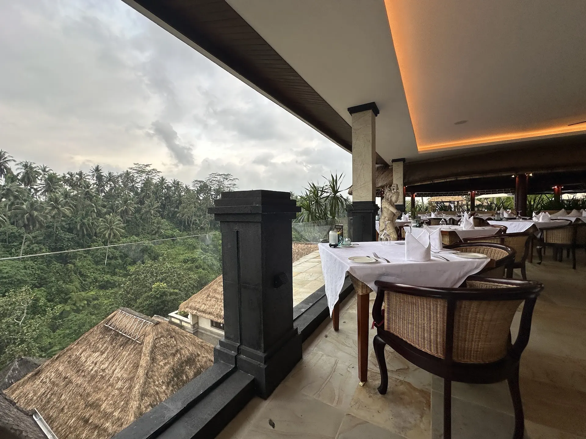Nongkrong di tebing Ubud pas anniversary: Ini baru namanya 'world-class experience' yang Mantap 4