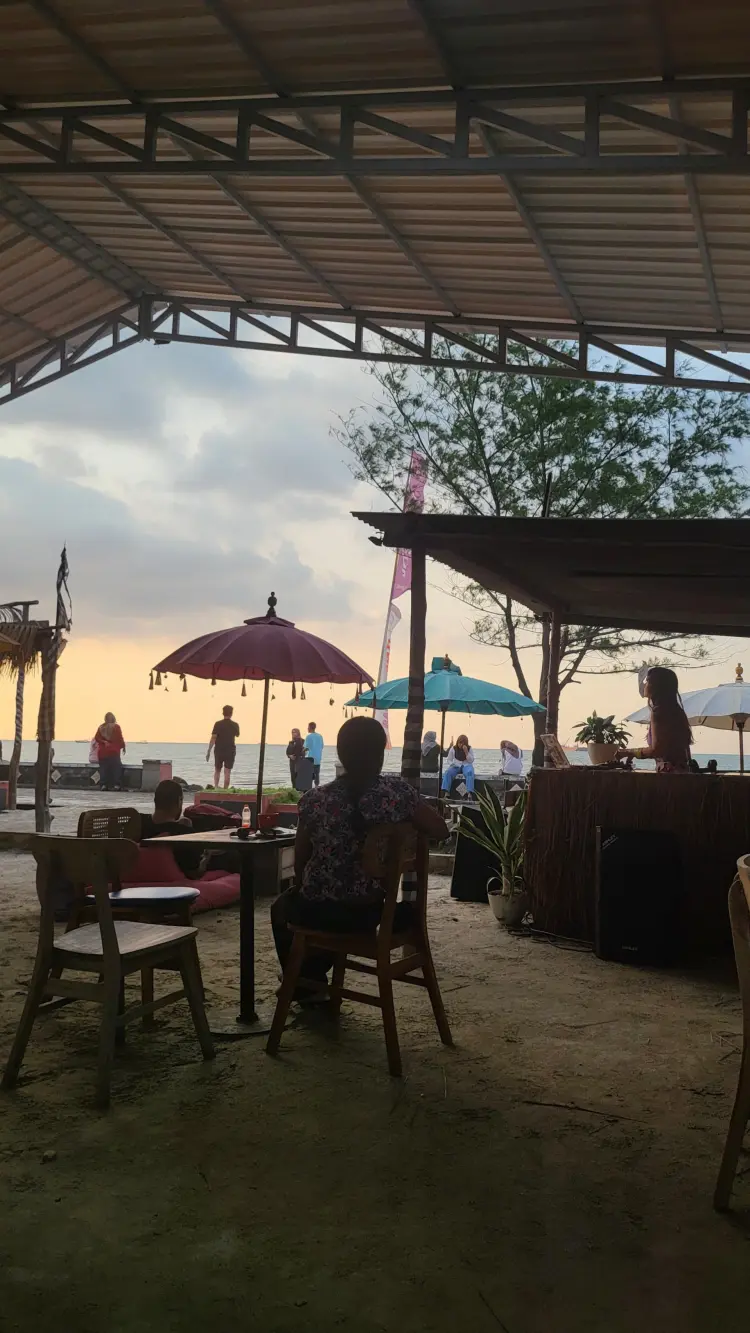 La meddian Cafe & Resto beach 10
