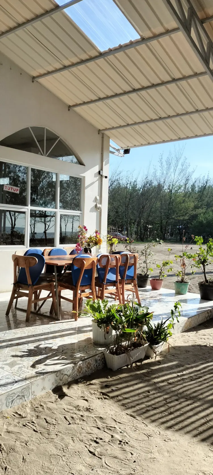 La meddian Cafe & Resto beach 8