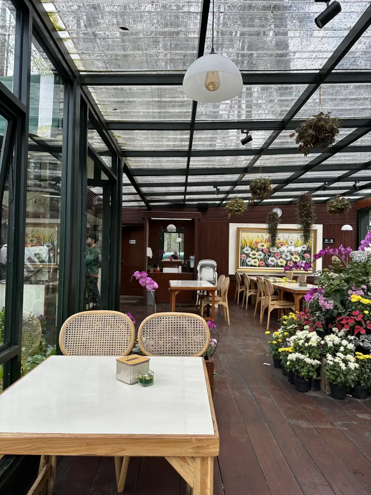 Lapinea Cafe & Resto 1