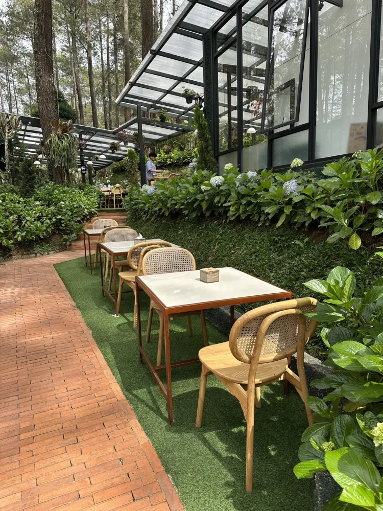 Lapinea Cafe & Resto 3