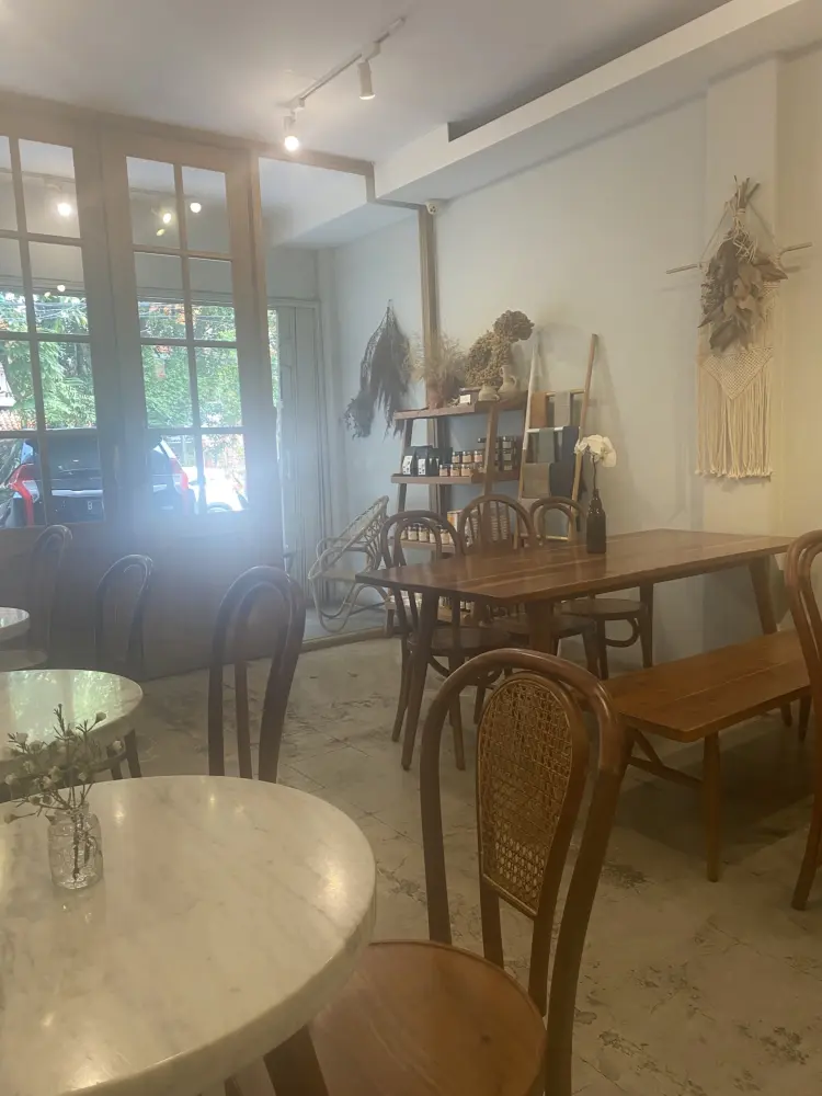 Guten Mørgen Coffee Lab & Shop Tomang 3