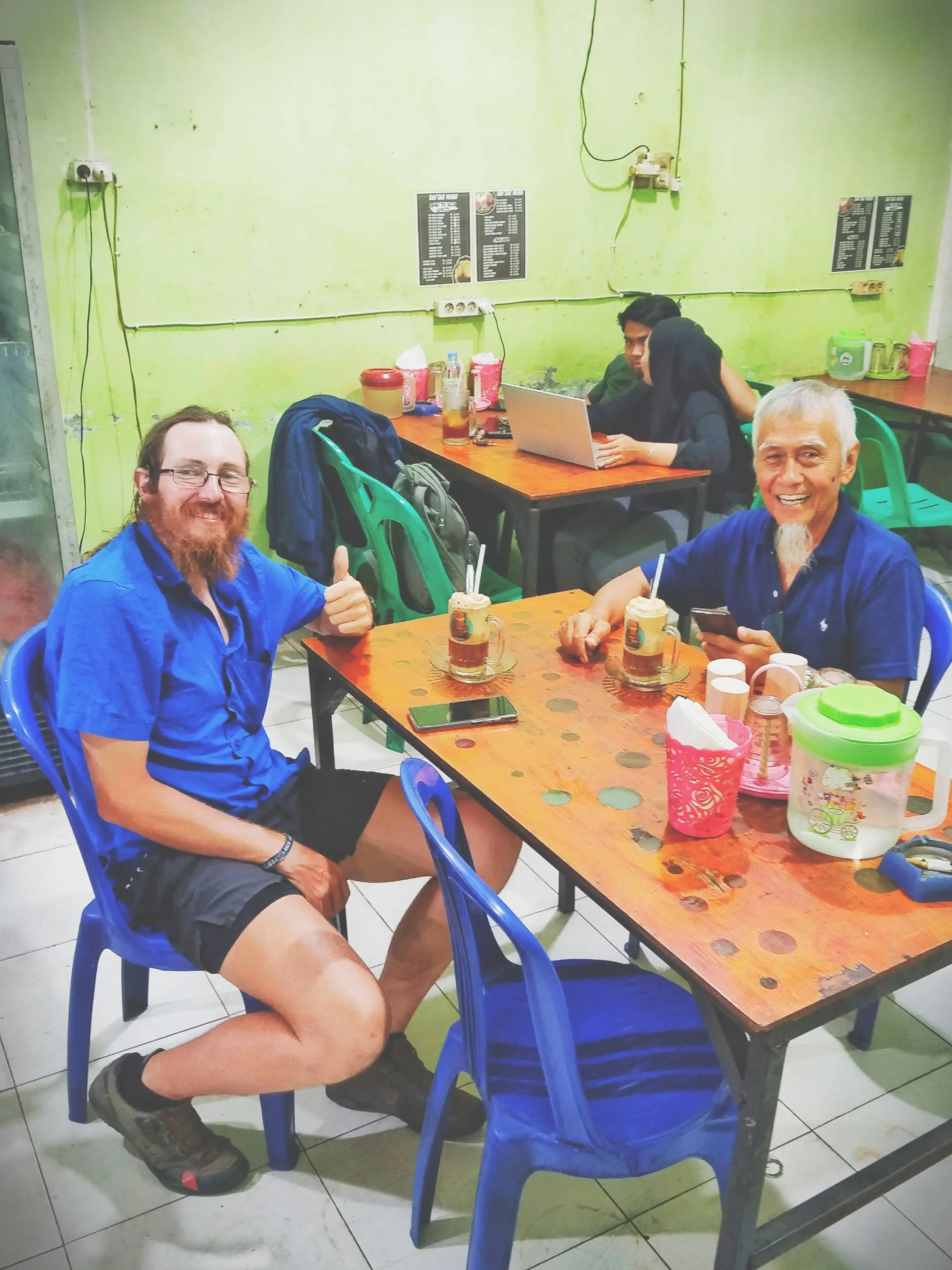 Shabby and packed, but this "Godly Tea" is how Pekanbaru's old hands survive 1