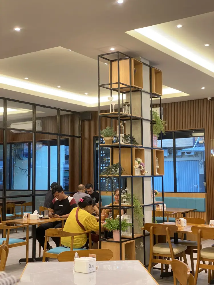 Ladaz Coffee & Eatery 7