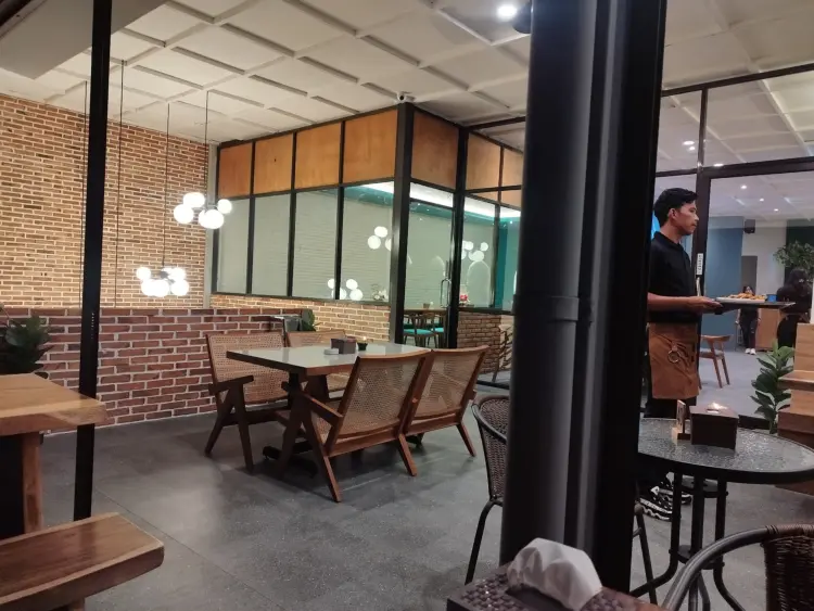 Ladaz Coffee & Eatery 6