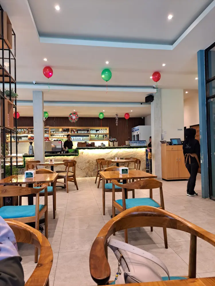 Ladaz Coffee & Eatery 4