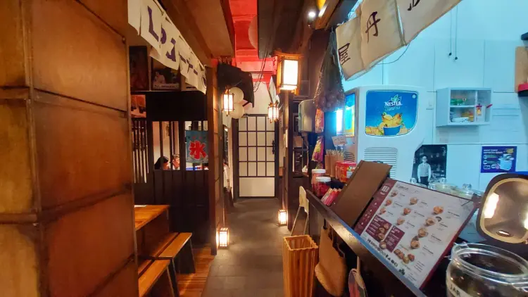 人均不到4万的清真拉面，氛围感顶流，但味道我劝你放平心态