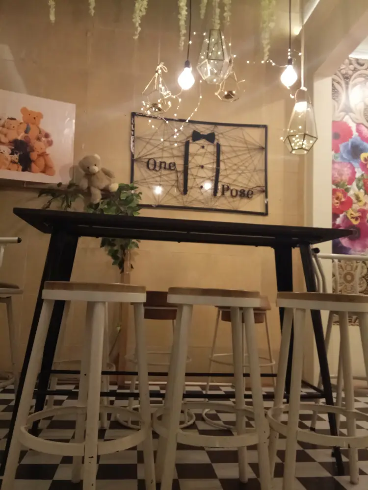 One Pose Cafe 6